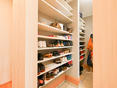 アイダ設計 999万円の家モデルハウス(江南市宮後町砂場東)の施工事例「山梨県甲斐市 Y様邸 開放的な勾配天井のリビングと快適な回遊動線」の画像2