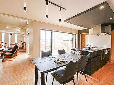 アイダ設計 999万円の家モデルハウス(江南市宮後町砂場東)の施工事例「山梨県甲斐市 Y様邸 開放的な勾配天井のリビングと快適な回遊動線」の画像3