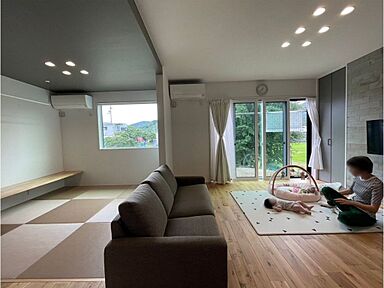 株式会社建匠の施工事例「吹き抜けとボルダリング壁がある、遊び心溢れる開放的な家」の画像2