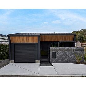 株式会社建匠の施工事例「ラグジュアリーテラスにガレージ付きの洗練された大人の平屋」のメイン画像