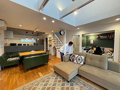 株式会社建匠の施工事例「吹き抜けリビングとかわいいニッチのある暮らし」の画像1