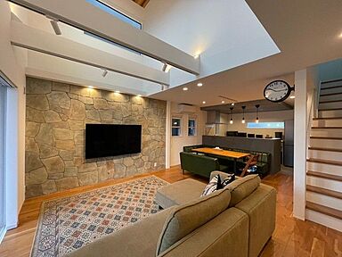 株式会社建匠の施工事例「吹き抜けリビングとかわいいニッチのある暮らし」の画像2