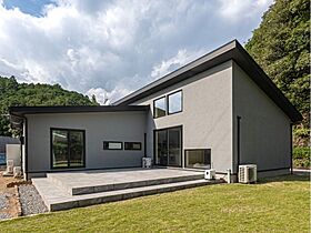 株式会社建匠の施工事例「勾配天井で開放的に暮らせるL字型の平屋」のメイン画像