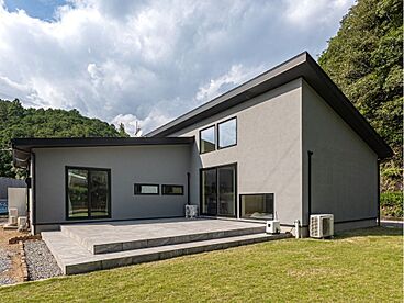 株式会社建匠の施工事例「勾配天井で開放的に暮らせるL字型の平屋」の画像