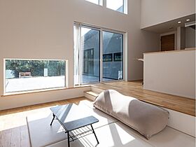 株式会社建匠の施工事例「勾配天井で開放的に暮らせるL字型の平屋」の画像1