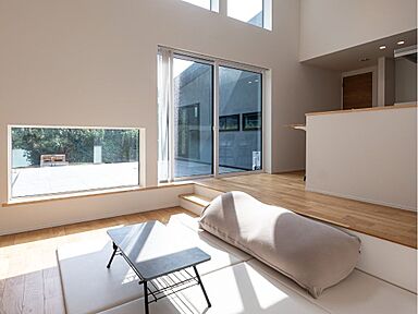 株式会社建匠の施工事例「勾配天井で開放的に暮らせるL字型の平屋」の画像1