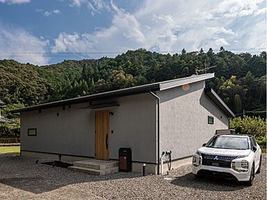 株式会社建匠の施工事例「勾配天井で開放的に暮らせるL字型の平屋」の画像4