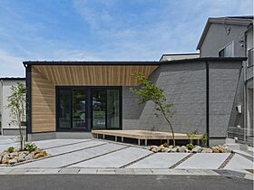 株式会社建匠の施工事例「空とつながる開放的なテラス。プライバシーと開放感を両立した平屋」のメイン画像