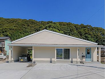 株式会社建匠の施工事例「趣味と暮らすインナーガレージの平屋。山並みに溶け込む、三角屋根の開放的な住まい」の画像