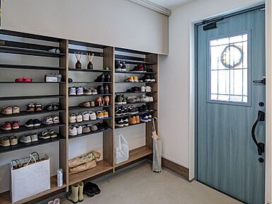 株式会社建匠の施工事例「趣味と暮らすインナーガレージの平屋。山並みに溶け込む、三角屋根の開放的な住まい」の画像1