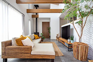 クラシスホーム株式会社 春日井店の施工事例「【クラシスホーム】贅沢な素材感が暮らしを豊かにする、ヴィラ風平屋建ての住まい」の画像