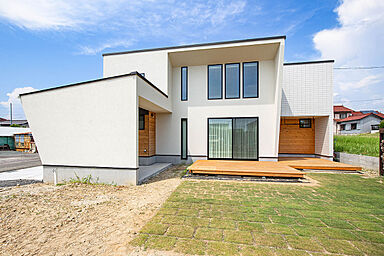 クラシスホーム株式会社 緑店(本店)の施工事例「【クラシスホーム】贅沢な素材感が暮らしを豊かにする、ヴィラ風平屋建ての住まい」の画像2