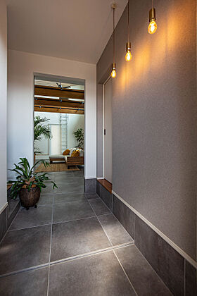 クラシスホーム株式会社 春日井店の施工事例「【クラシスホーム】贅沢な素材感が暮らしを豊かにする、ヴィラ風平屋建ての住まい」の画像3