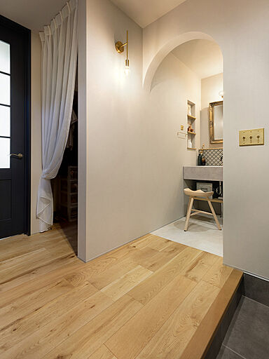 クラシスホーム株式会社 春日井店の施工事例「【クラシスホーム】シンプルな外観とグレー基調のインテリアで落ち着いた雰囲気に」の画像2