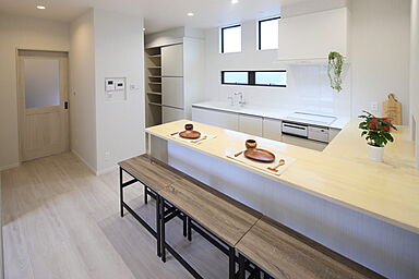 鎌田建設株式会社の施工事例「霧島市国分 S様邸 カウンターダイニングで会話がはずむ家」の画像1