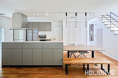 HOLIDAYS【高気密高断熱の家づくり】の施工事例「リビングイン階段が空間を繋げる住まい」の画像1