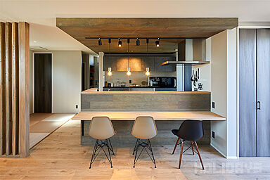 HOLIDAYS【高気密高断熱の家づくり】の施工事例「トレンドを押さえたスモーキーインテリアの家」の画像1