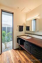 木の家スタイルの洗面所 HOLIDAYS【高気密高断熱の家づくり】の事例画像