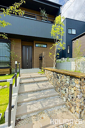 HOLIDAYS【高気密高断熱の家づくり】の施工事例「全館空調搭載の大人かっこいいダークトーンのお家」の画像1