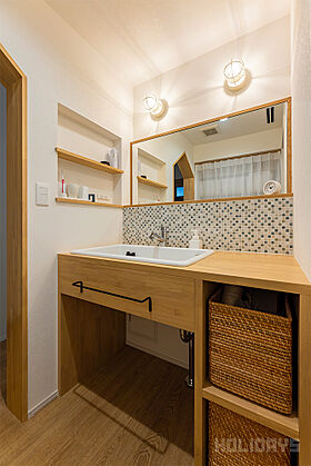 HOLIDAYS【高気密高断熱の家づくり】の施工事例「吹き抜けのキャットウォークが印象的なスパニッシュテイストの家」の画像6