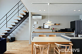 HOLIDAYS【高気密高断熱の家づくり】の施工事例「無垢の素材を取り入れた木のぬくもりを感じられるお家」のメイン画像