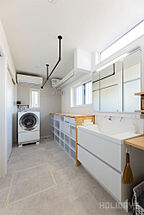 シンプルモダンスタイルの洗面所 HOLIDAYS【高気密高断熱の家づくり】の事例画像