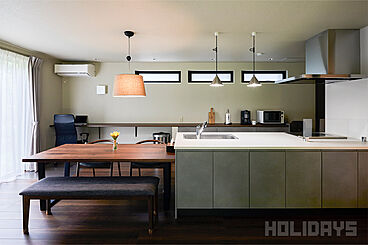 HOLIDAYS【高気密高断熱の家づくり】の施工事例「緑豊かな自然に溶け込むナチュラルモダンの家」の画像