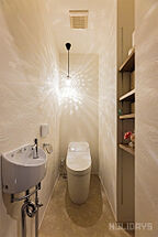 シンプルモダンスタイルのトイレ HOLIDAYS【高気密高断熱の家づくり】の事例画像