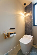 木の家スタイルのトイレ HOLIDAYS【高気密高断熱の家づくり】の事例画像