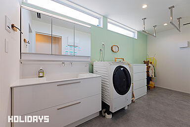 HOLIDAYS【高気密高断熱の家づくり】の施工事例「収納と回遊性にこだわった、無垢の優しいお家」の画像3