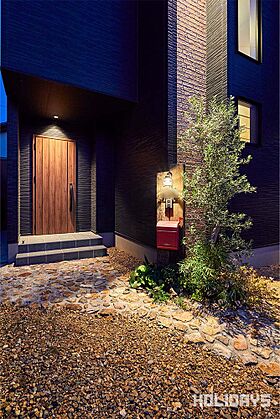 HOLIDAYS【高気密高断熱の家づくり】の施工事例「キャットウォークとスキップフロアが繋がる住まい」の画像1