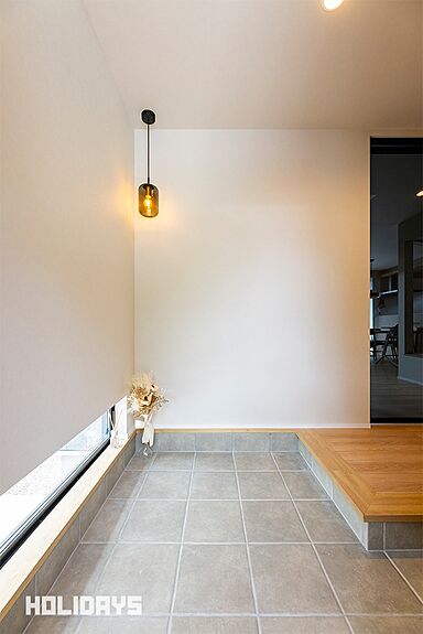 HOLIDAYS【高気密高断熱の家づくり】の施工事例「自然光と照明の陰影が美しいナチュラルモダンテイストの家」の画像2