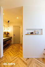 シンプルモダンスタイルの玄関 HOLIDAYS【高気密高断熱の家づくり】の事例画像