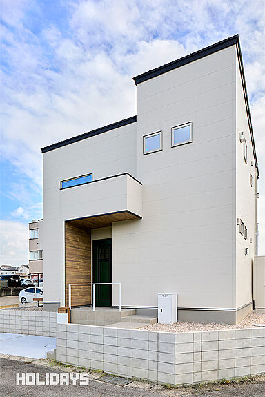 HOLIDAYS【高気密高断熱の家づくり】の施工事例「お気に入りの場所で過ごすレトロモダンハウス」の画像