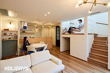 HOLIDAYS【高気密高断熱の家づくり】の施工事例「お気に入りの場所で過ごすレトロモダンハウス」の画像1