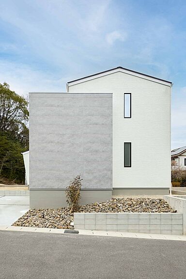 HOLIDAYS【高気密高断熱の家づくり】の施工事例「家族とつながるナチュラルモダンハウス」の画像1