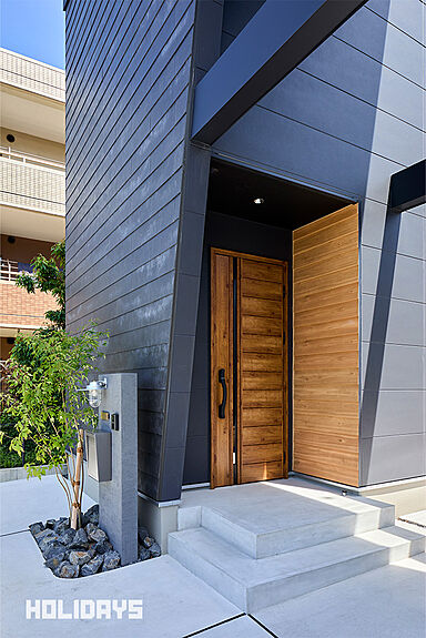 HOLIDAYS【高気密高断熱の家づくり】の施工事例「アウトドア×アンティークで木の質感を愉しむ」の画像1