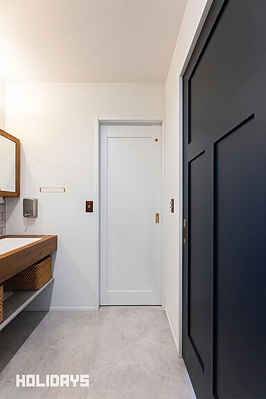 HOLIDAYS【高気密高断熱の家づくり】の施工事例「アウトドア×アンティークで木の質感を愉しむ」の画像10