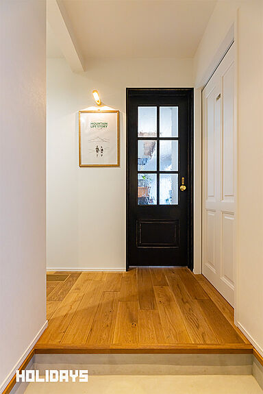 HOLIDAYS【高気密高断熱の家づくり】の施工事例「アウトドア×アンティークで木の質感を愉しむ」の画像3