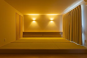 HOLIDAYS【高気密高断熱の家づくり】の施工事例「畳に癒される、陰影が美しいモダンな家」のメイン画像