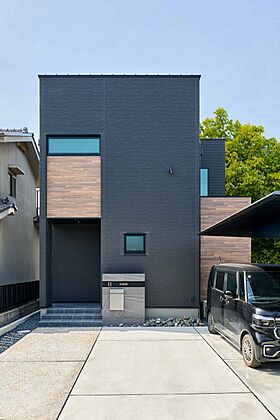 HOLIDAYS【高気密高断熱の家づくり】の施工事例「畳に癒される、陰影が美しいモダンな家」の画像1