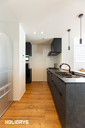 HOLIDAYS【高気密高断熱の家づくり】の施工事例「畳に癒される、陰影が美しいモダンな家」の画像5