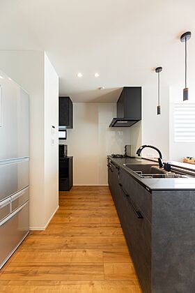 HOLIDAYS【高気密高断熱の家づくり】の施工事例「畳に癒される、陰影が美しいモダンな家」の画像5