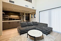 HOLIDAYS【高気密高断熱の家づくり】の施工事例「敷地条件を活かした上質な住まい」の画像