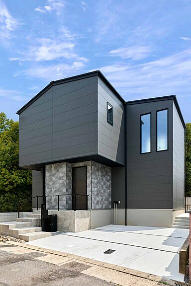 HOLIDAYS【高気密高断熱の家づくり】の施工事例「敷地条件を活かした上質な住まい」の画像1