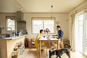 株式会社天然住宅の施工事例「桜を眺めながらお料理できる家ー自然素材とこだわりのキッチンー」の画像1