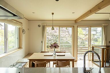 株式会社天然住宅の施工事例「桜を眺めながらお料理できる家ー自然素材とこだわりのキッチンー」の画像2