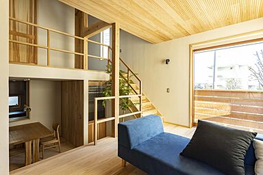 株式会社天然住宅の施工事例「【昭島市/33坪】"ウッドデザイン賞2023”ー自然素材のスキップフロアがある家」の画像1