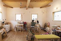 株式会社天然住宅の施工事例「【神奈川県大磯町/27坪】丸テーブルを囲む家|子ども達の気配を感じられる家」の画像