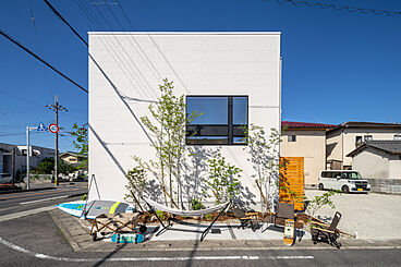 シンプルハウス 栗東オープンスタジオの施工事例「風景を取り込むシカクの家」の画像